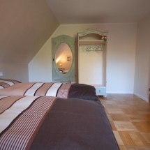 Schlafzimmer mit Doppelbett im OG
