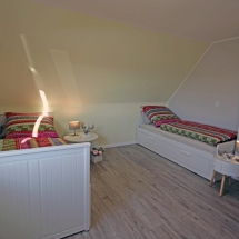 Zwei Einzelbetten im Schlafzimmer OG