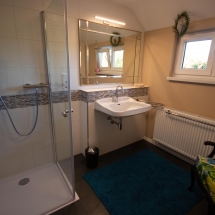 Badezimmer im OG mit Blick nach Nord-Ost