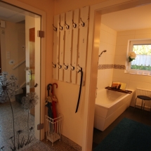 Eingang und Badezimmer im EG